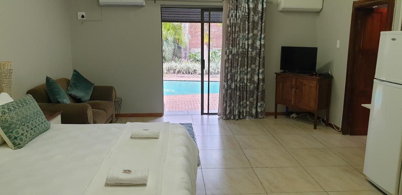 Stoep Cafe Guest House Komatipoort Bagian luar foto